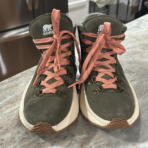 SOREL OUT N ABOUT CONQUEST BOOT
Size 7 NWT green,cream, coral,gray waterproof - Picture 2 of 16